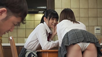 清純そうなJ○が至近距離でプリプリの桃尻見せつけ挑発！？大胆なパンチラとプリ尻誘惑で我慢の限界！？ピチピチJ○のエロ尻であれこれ弄ばれる最高のひととき！【パート1】　https://bit.ly/3GJwMyr
